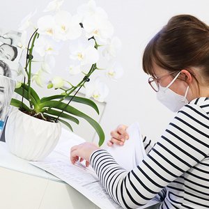 Empfangstresen Patientin Flyer AllDent