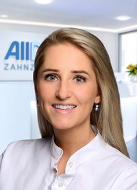 Portrait Ober&auml;rztin A. Obst (AllDent Dresden)