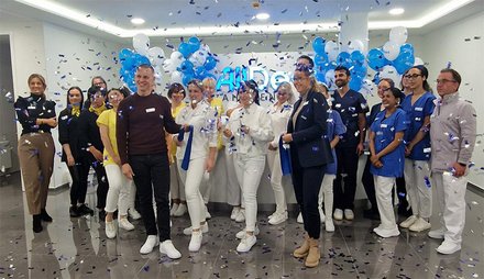 Teamfoto mit Konfetti Eröffnungsfeier AllDent Hamburg Bergedorf