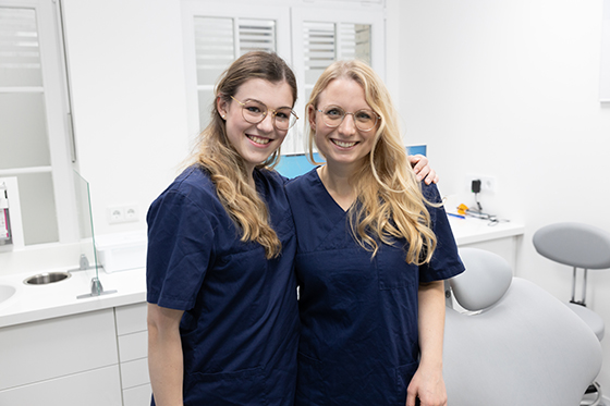 Zwei Oralchirurginnen des AllDent Implantatzentrums in einem Behandlungsraum