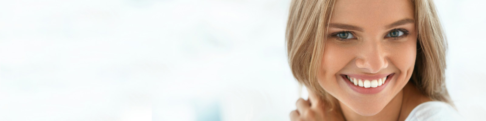 lächelnde Frau Bleaching AllDent 